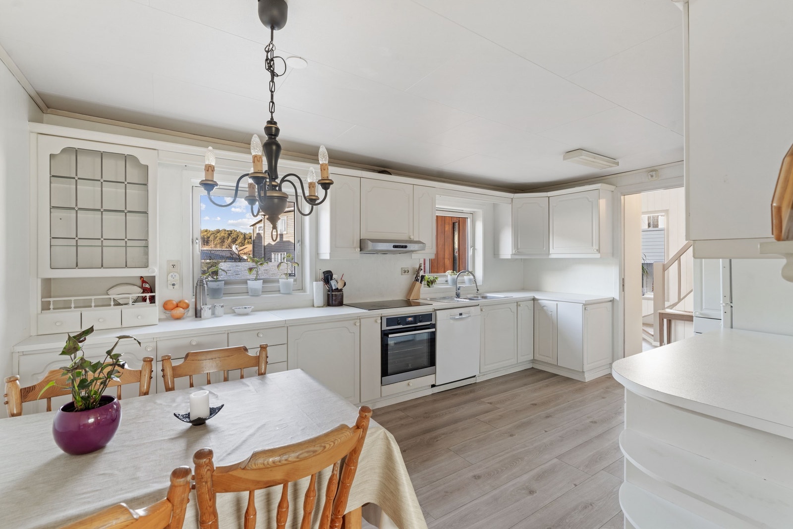 Hvitevarer som kokeplate, ovn, oppvaskmaskin og kjøleskap medfølger. Galleribilde