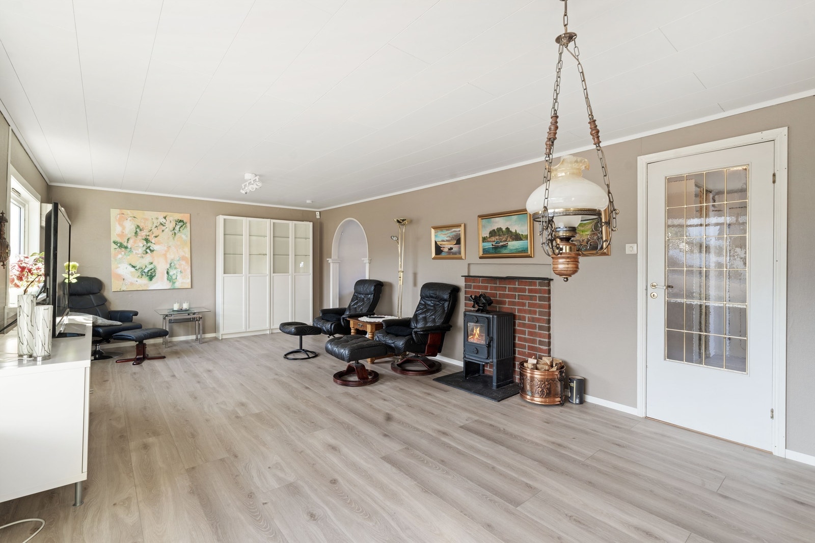 Peisovn og varmepumpe i stue. Galleribilde