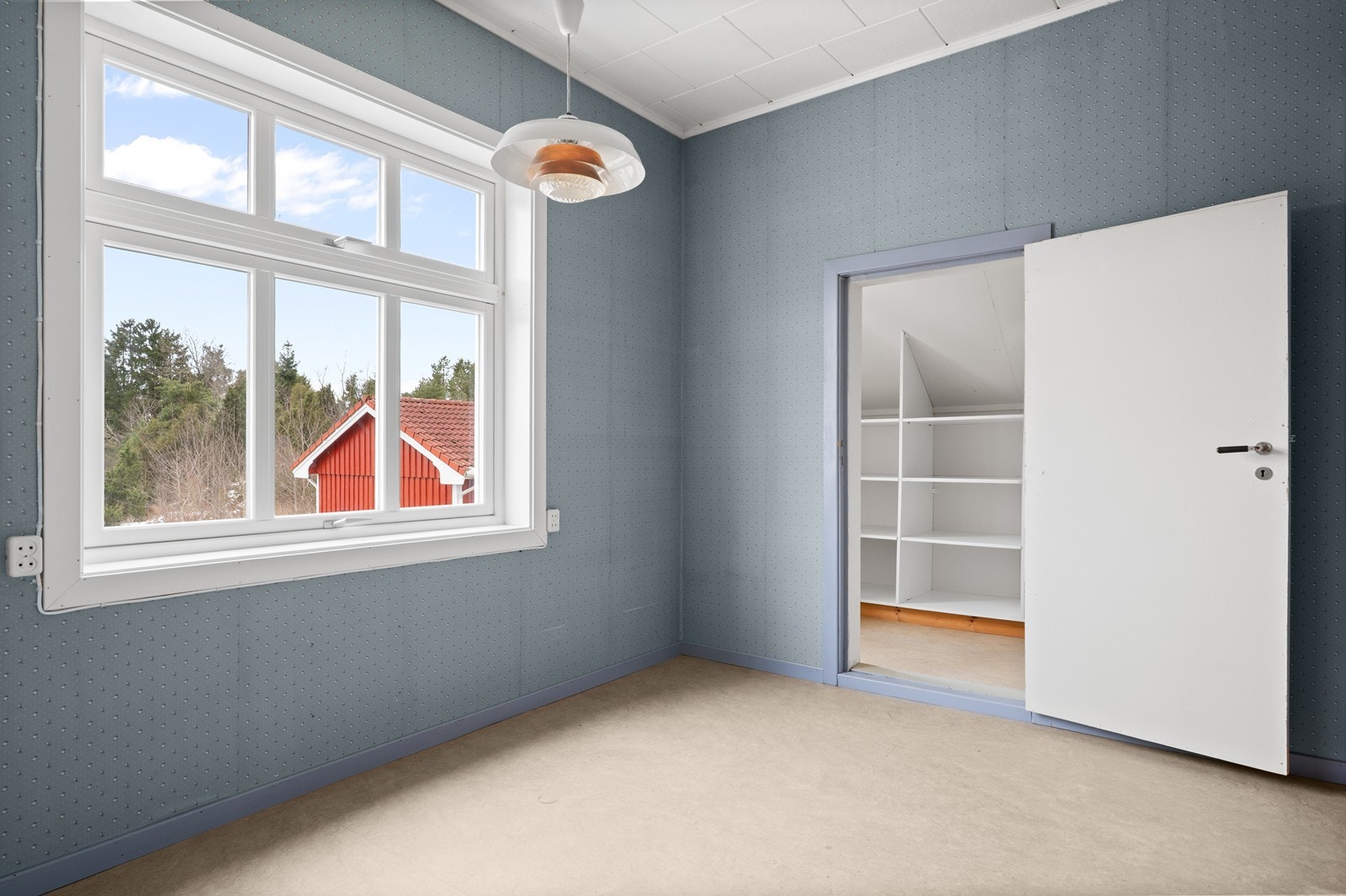 Garderoberommet er innredet med hyller for effektiv oppbevaring. Galleribilde