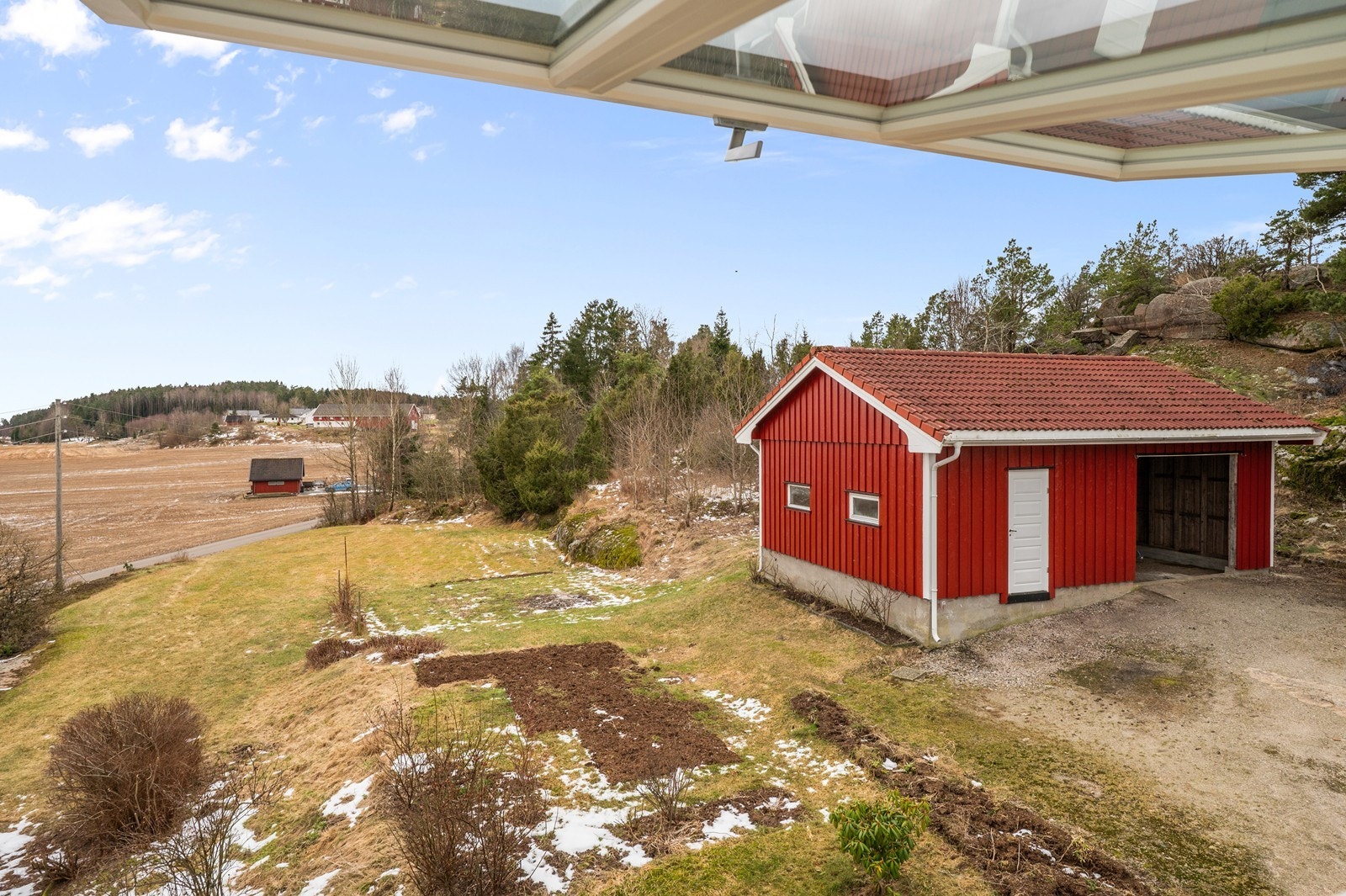 Fra boligen er det fin utsikt mot garasjen og de landlige omgivelsene. Galleribilde