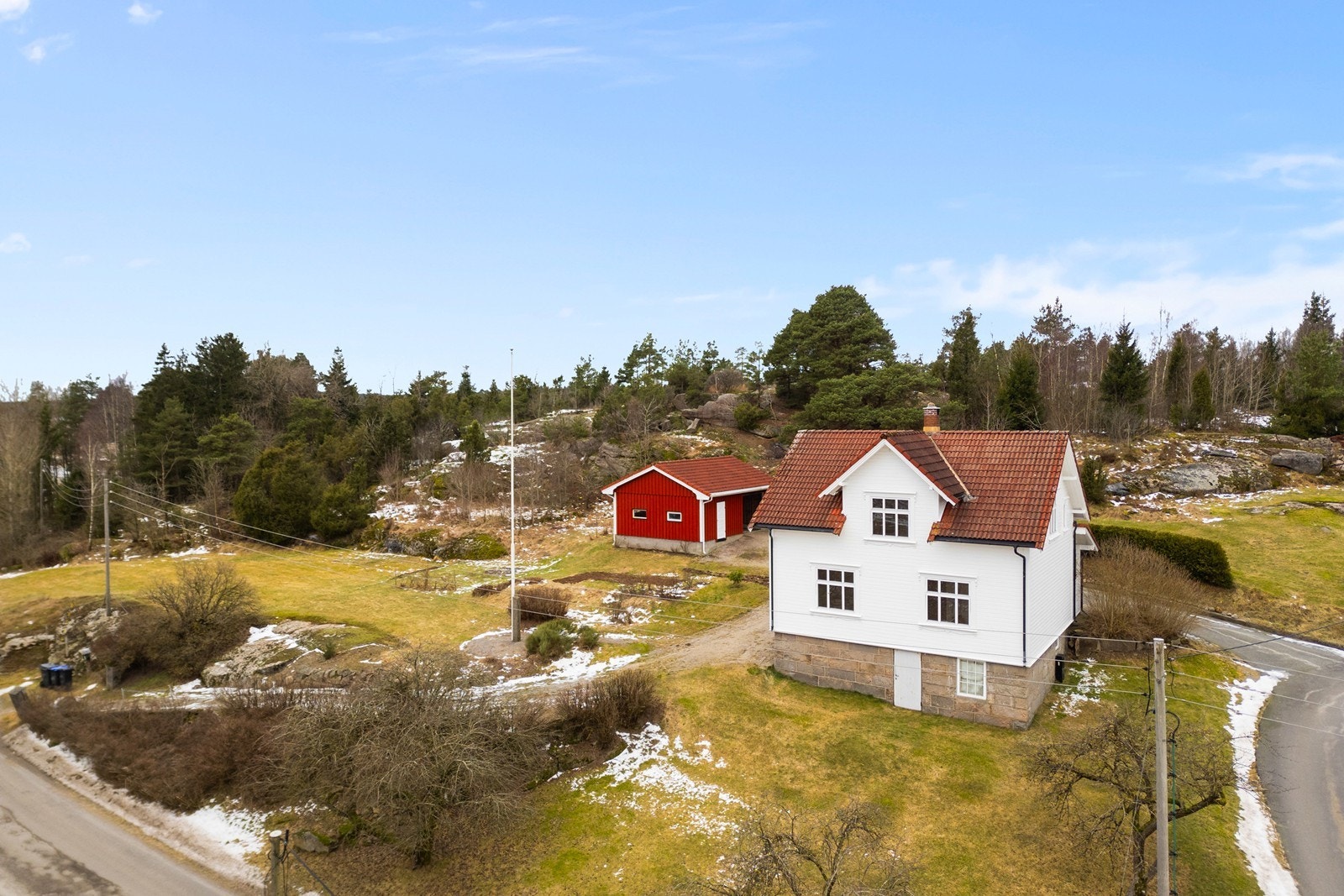 Eiendommen ligger fritt til med utsikt over omkringliggende kulturlandskap. Galleribilde