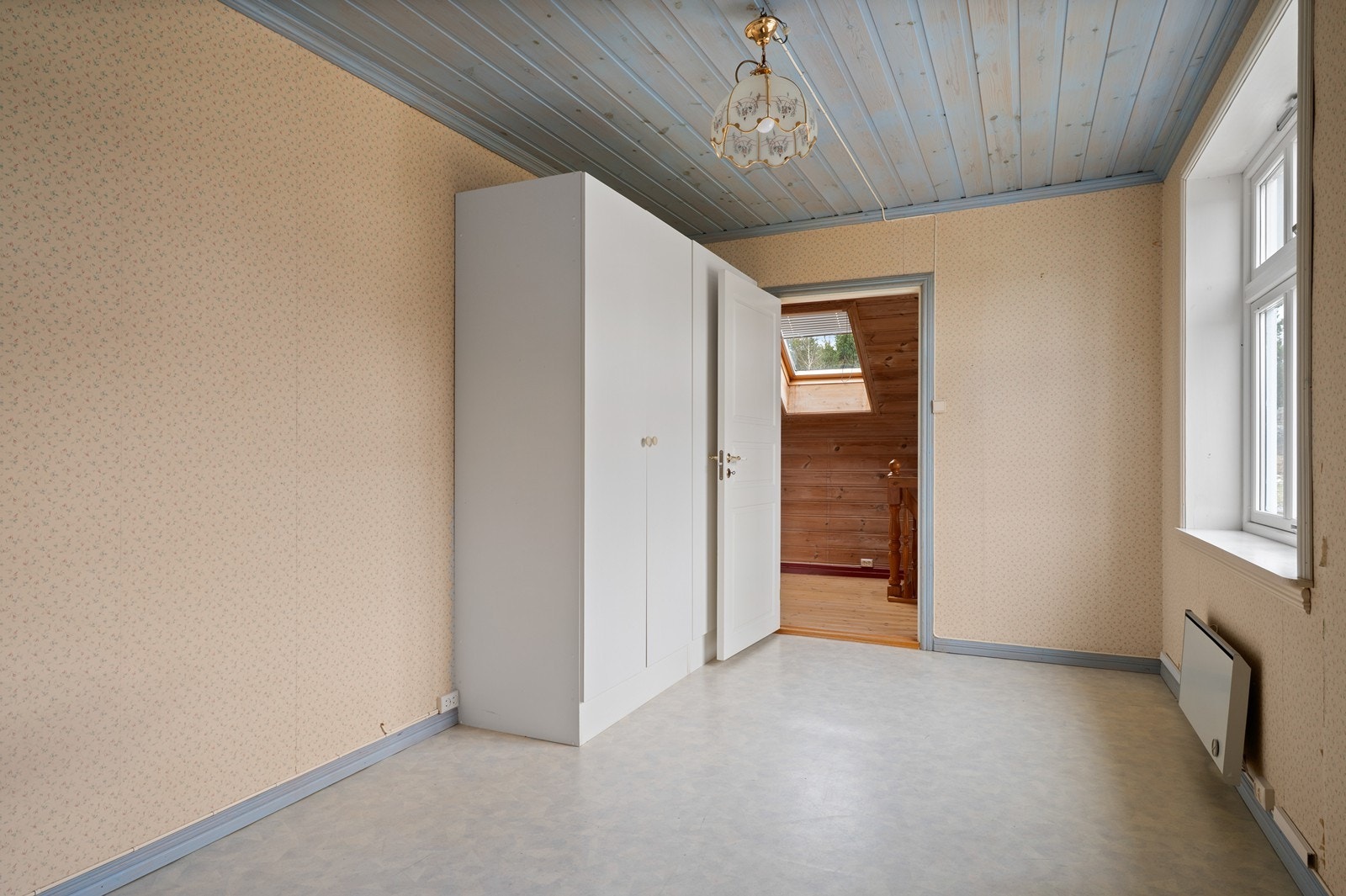 Rommet har et stort vindu som gir fin utsikt over nærområdet. Galleribilde