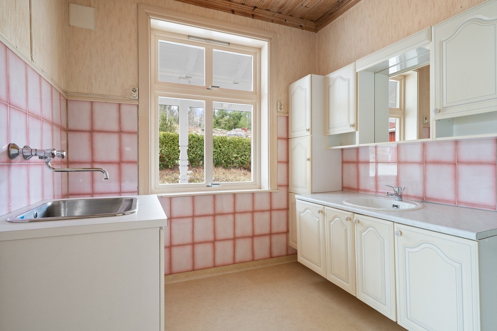 Rommet har rikelig med innredning for oppbevaring og et stort vindu. Galleribilde