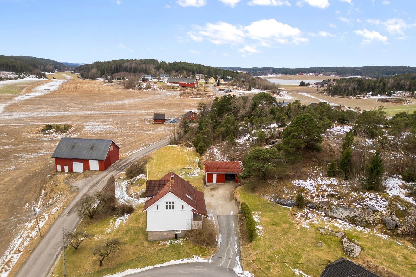 Eiendommen har en fri og åpen plassering i landskapet. Galleribilde