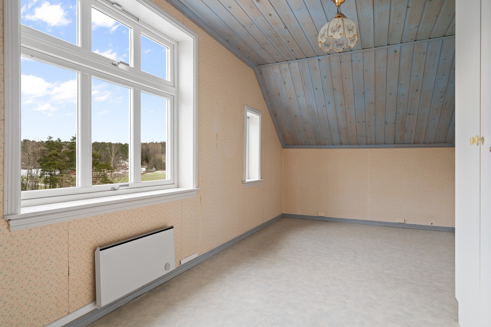 Et av soverommene i andre etasje, med plass til seng og oppbevaringsmøbler. Galleribilde