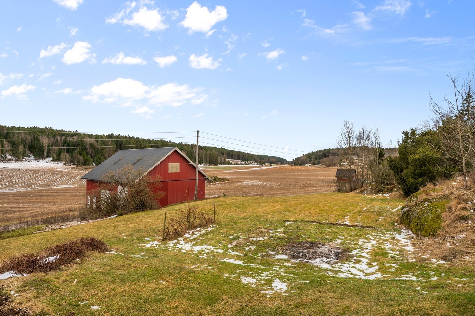 Eiendommen er omgitt av åpent kulturlandskap og skog. Galleribilde