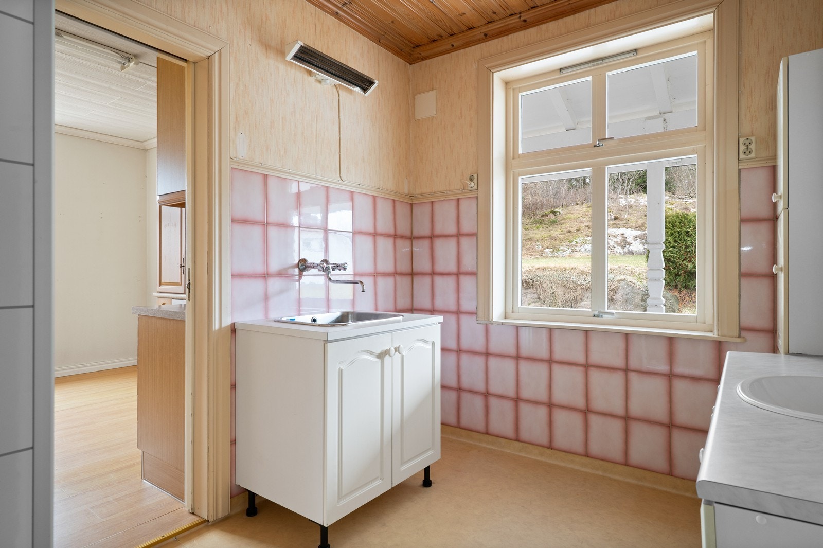 Stort baderom i første etasje med gode muligheter for modernisering. Galleribilde