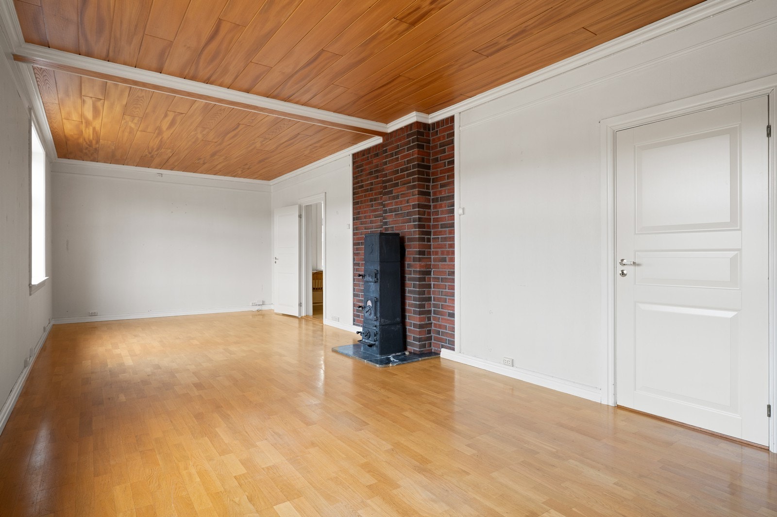 Fra stuen er det enkel adkomst til boligens øvrige rom i første etasje. Galleribilde