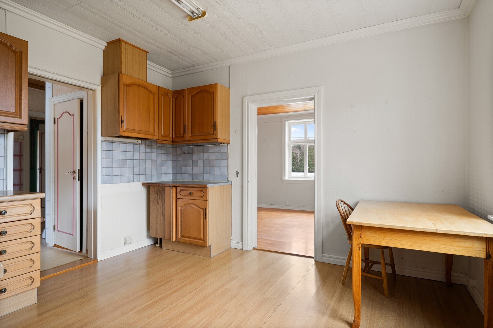 Kjøkkenet har en praktisk størrelse med plass til en liten spiseplass. Galleribilde