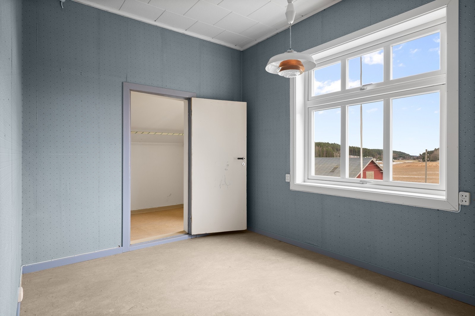 Det andre soverommet har tilknytning til et praktisk garderoberom. Galleribilde