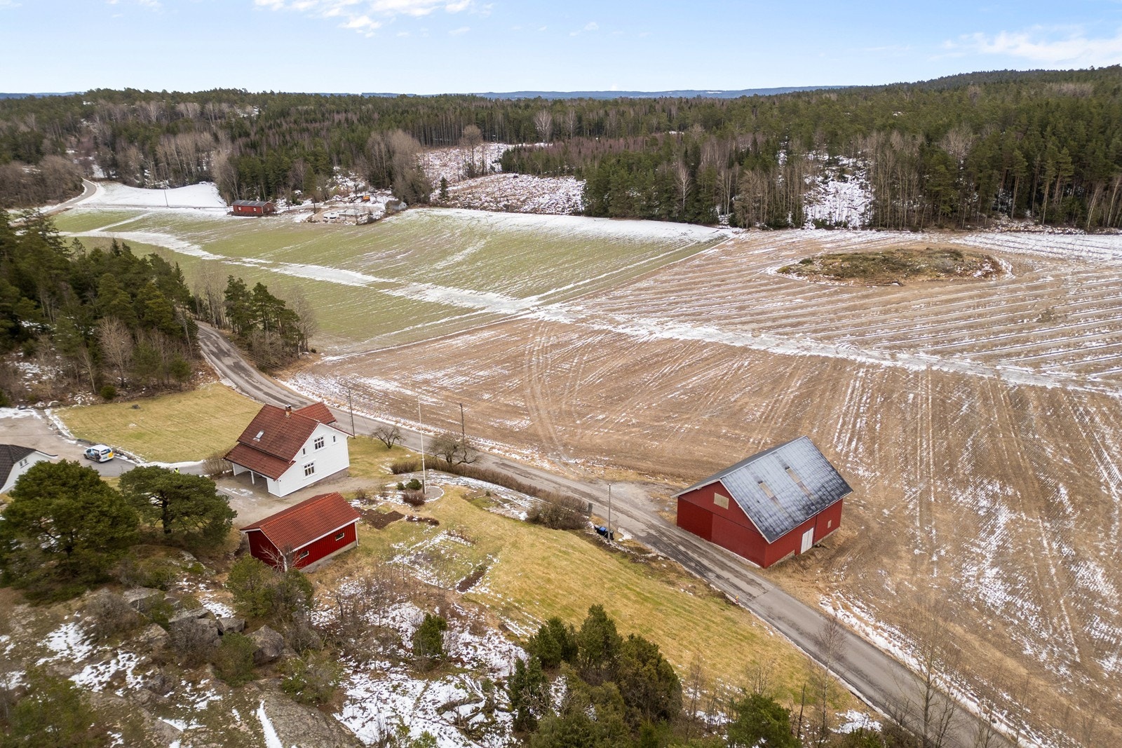 Den store tomten gir god avstand til naboer og en usjenert atmosfære. Galleribilde