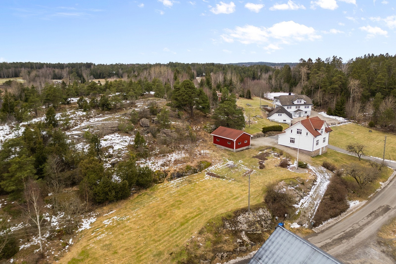 Området er preget av spredt bebyggelse, gårdsbruk og naturområder. Galleribilde