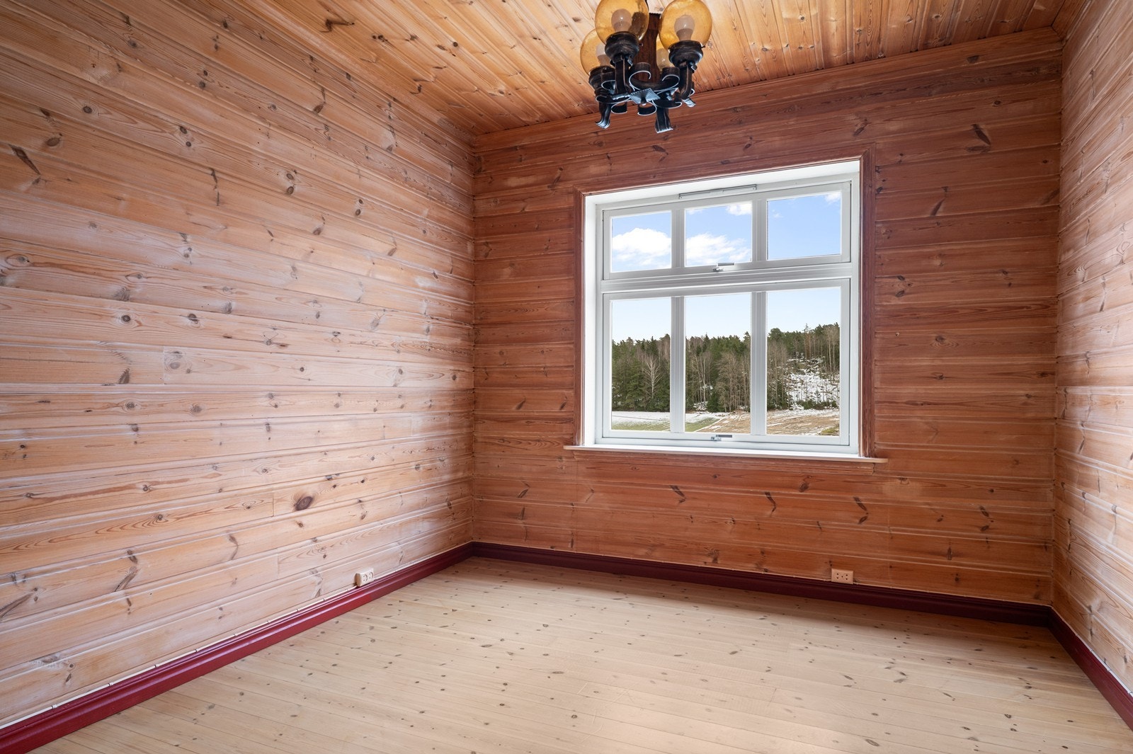 Et allsidig rom i andre etasje med trepanel på veggene. Galleribilde