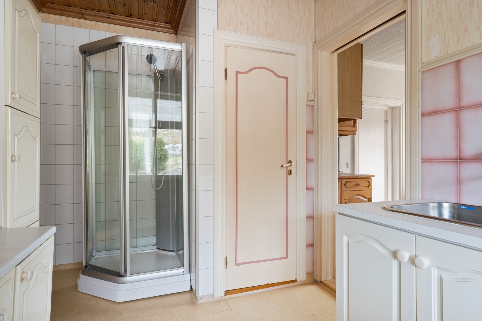 Badet er utstyrt med dusjkabinett og har adkomst fra mellomgangen. Galleribilde