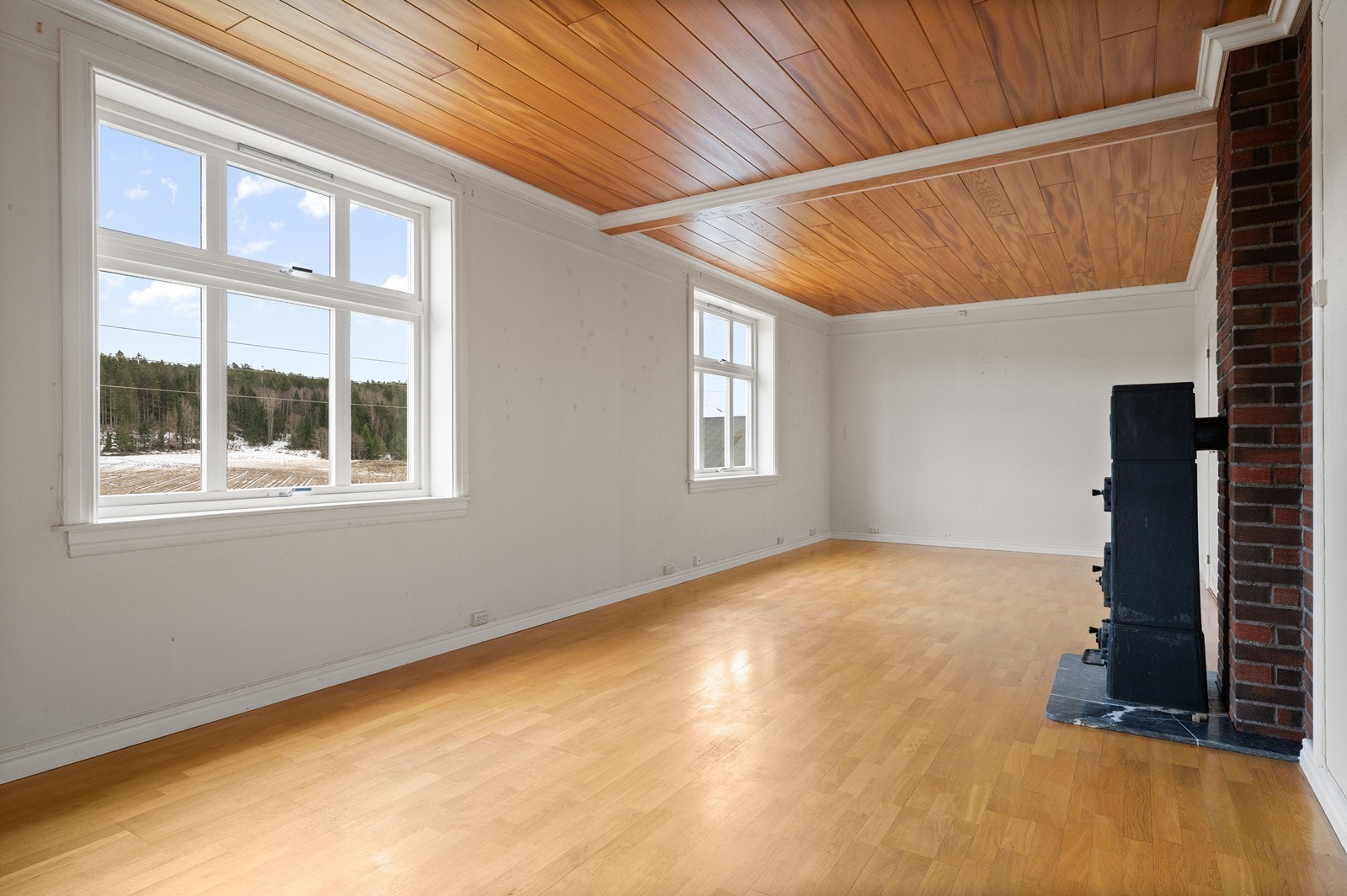 Romslig stue med store vindusflater som gir rikelig med naturlig lys. Galleribilde