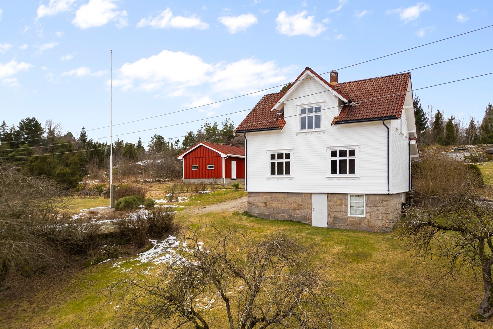 Enebolig med landlig og usjenert beliggenhet, samt separat garasjebygg. Galleribilde