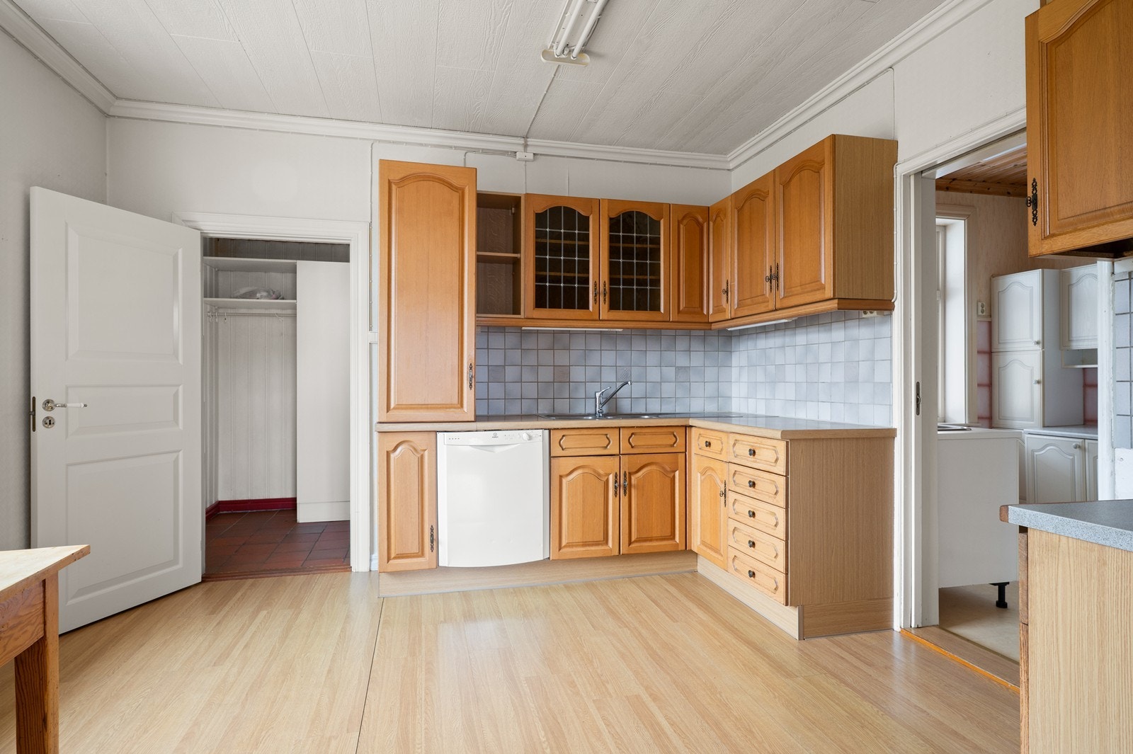 Kjøkkenet har en funksjonell U-formet løsning og tilknytning til en mellomgang. Galleribilde