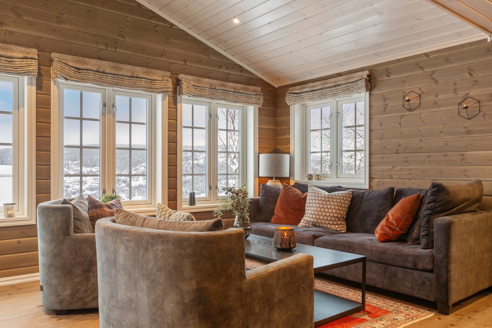 De store vinduene slipper inn godt med naturlig lys, og rammer inn den flotte utsikten. Galleribilde