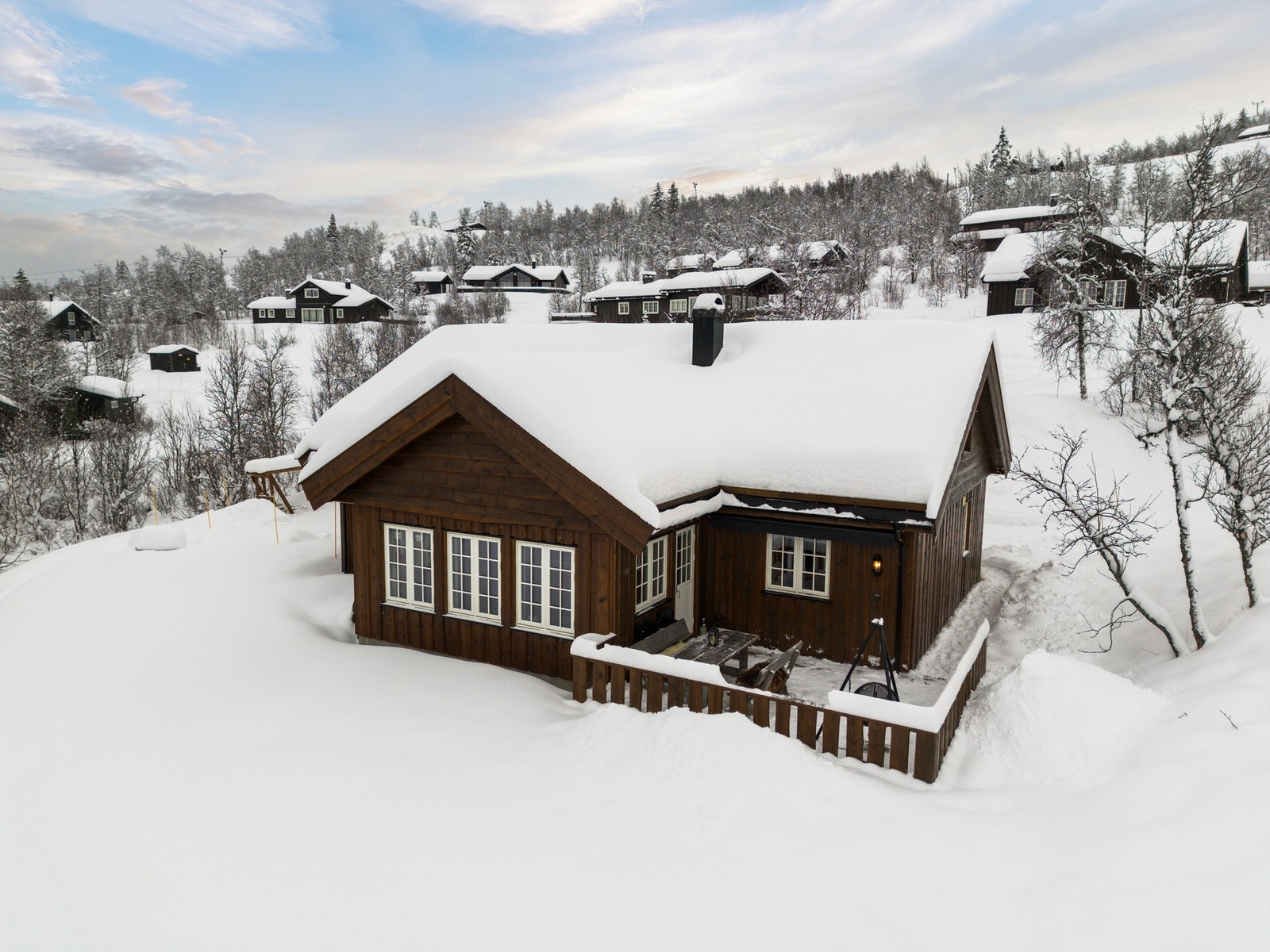 Hytte med høy standard på overflater og utstyr. Galleribilde