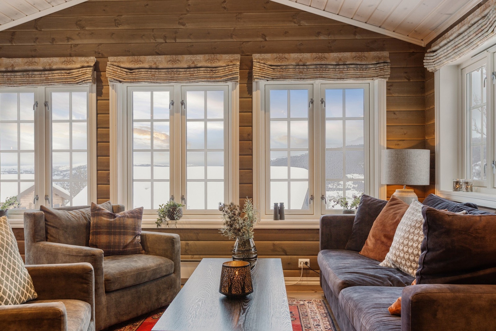 Stuen har store vinduer som slipper inn godt med naturlig lys, og rammer inn den flotte utsikten. Galleribilde