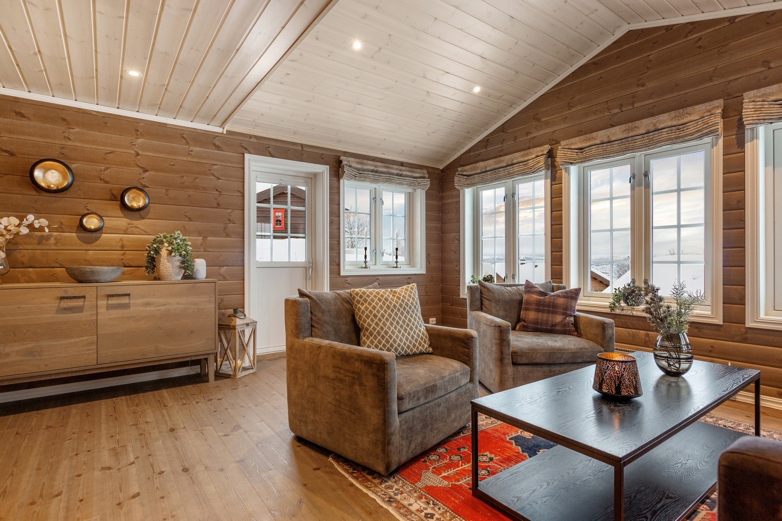 Lune farger, store vindusflater og rausta himling som gir en god og luftig romfølelse. Galleribilde