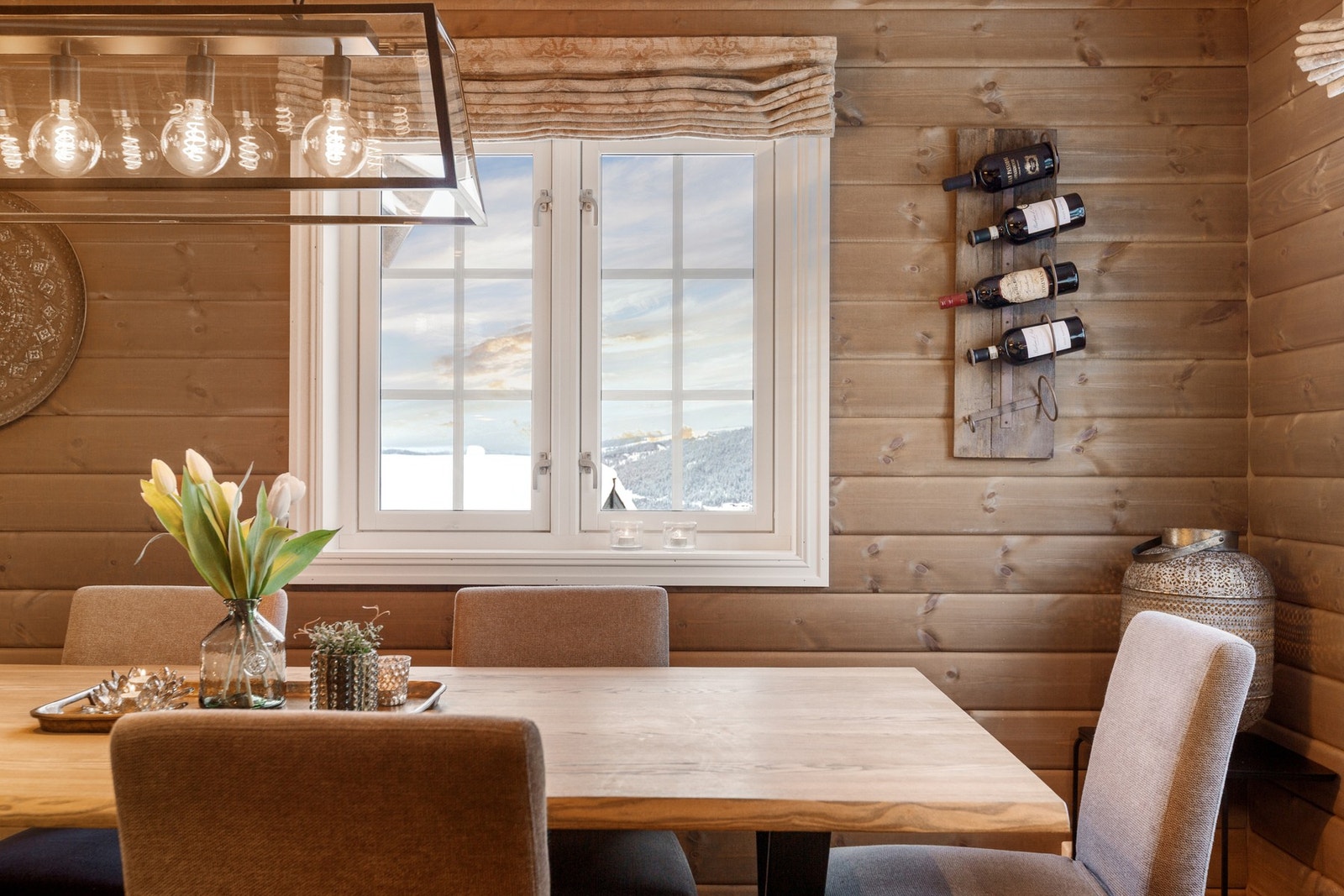 Denne nydelige utsikten kan sees gjennom vinduene. Galleribilde