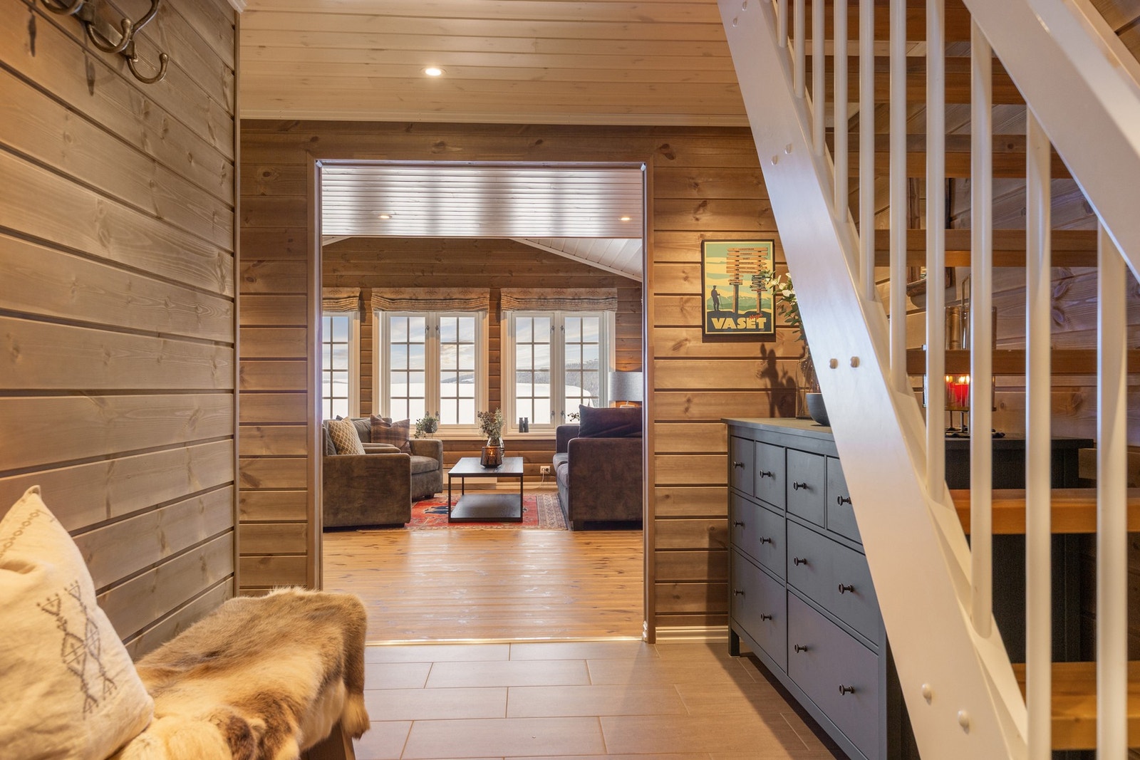 Fra gangen går det trapp opp til hems. Galleribilde