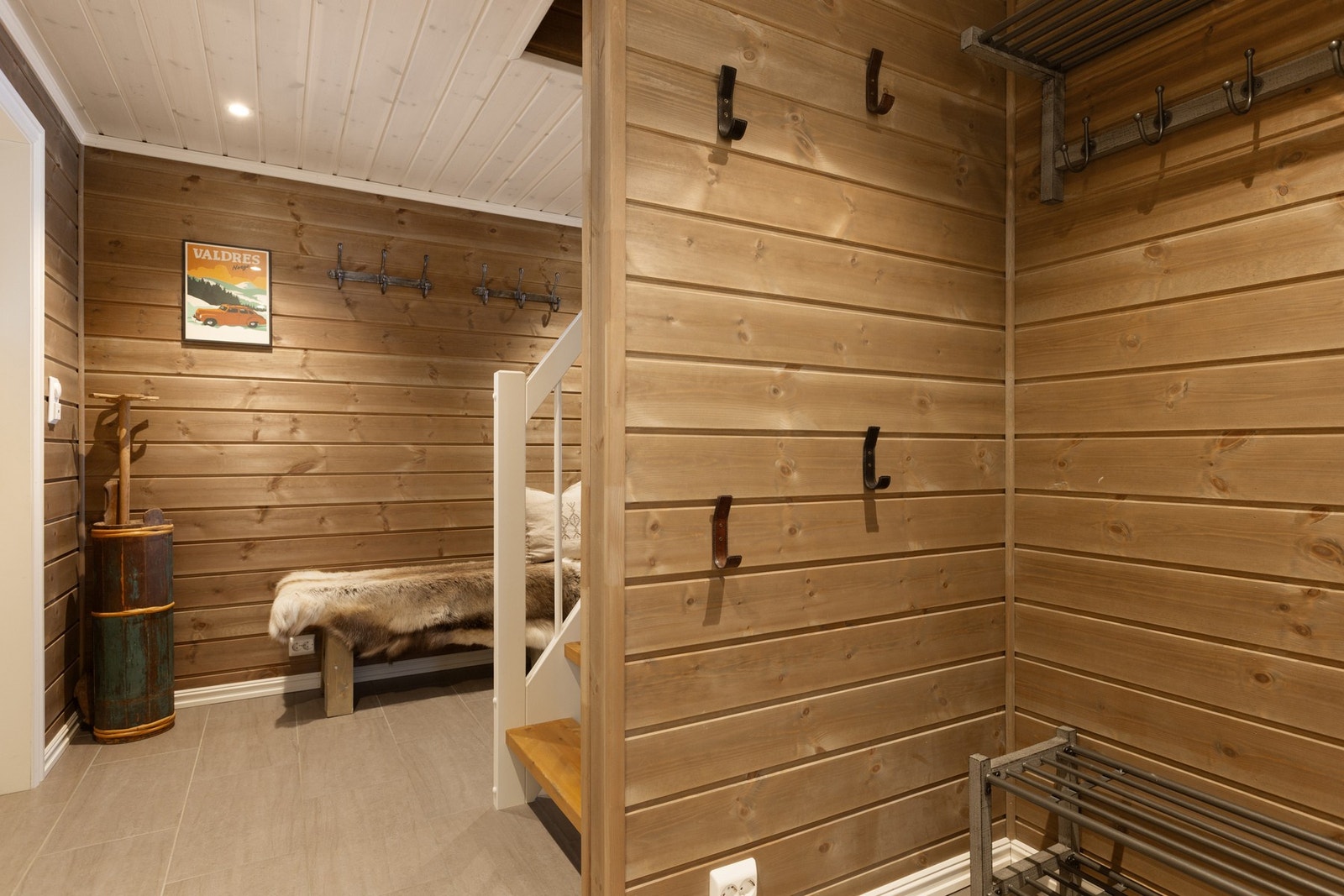 Gang med praktiske fliser på gulv, og plass for å henge fra seg yttertøyet Galleribilde