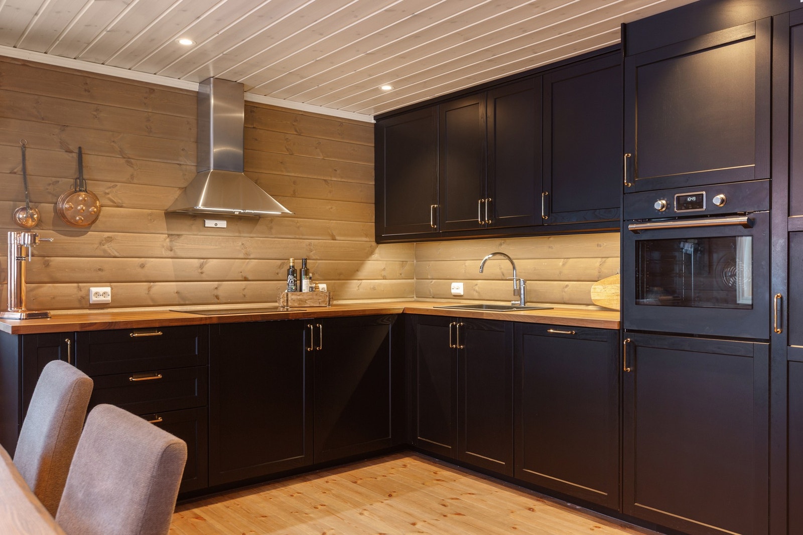 Integrerte hvitevarer som komfyr, koketopp, kjøleskap og oppvaskmaskin. Galleribilde