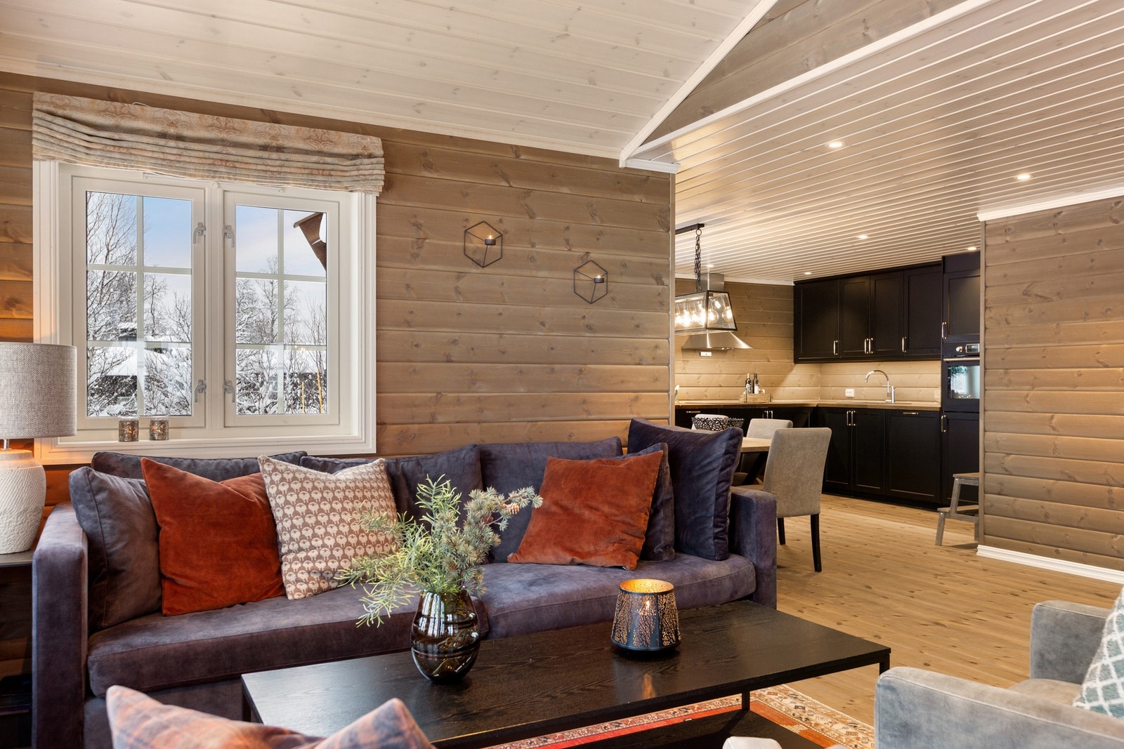 Åpen og sosial løsning mellom stue, spisestue og kjøkken. Galleribilde