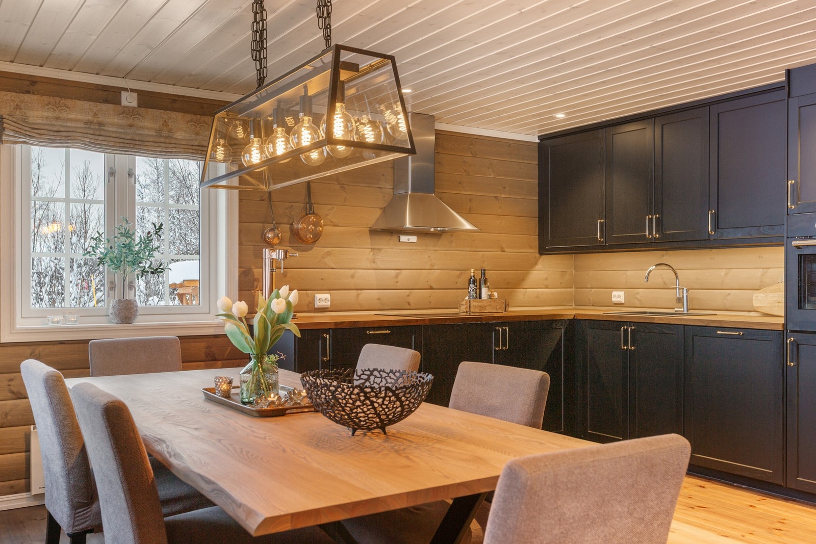 Malt kjøkkeninnredning med over- og underskap Galleribilde