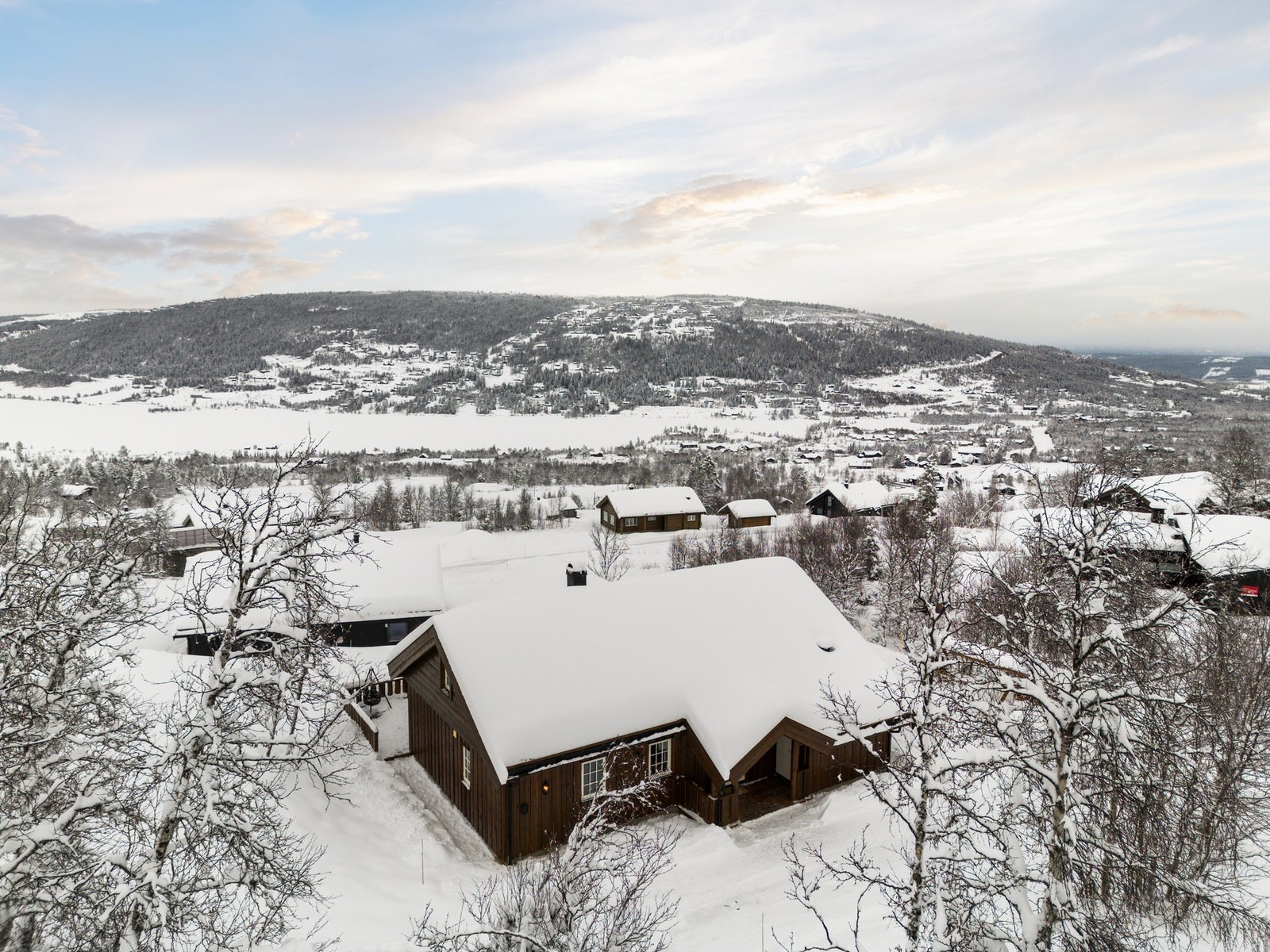 Eiendommen har gode solforhold og
fin utsikt mot bla. Ålfjell, Vasetvatnet, Syndisfjellet mm. Galleribilde