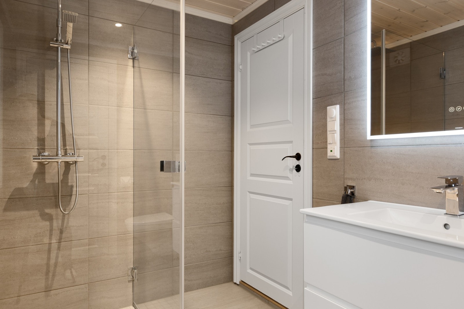 Stilig bad med tidsriktige fargevalg. Galleribilde