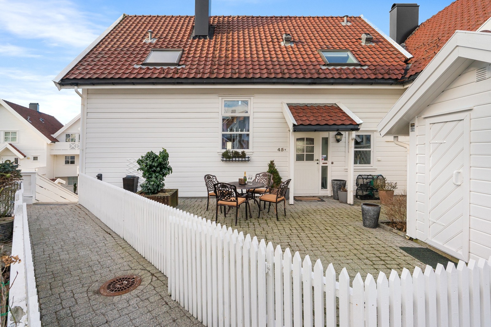 Ved inngangspartiet er det nok et uteområde som kan møbleres i flere ulike soner. Galleribilde