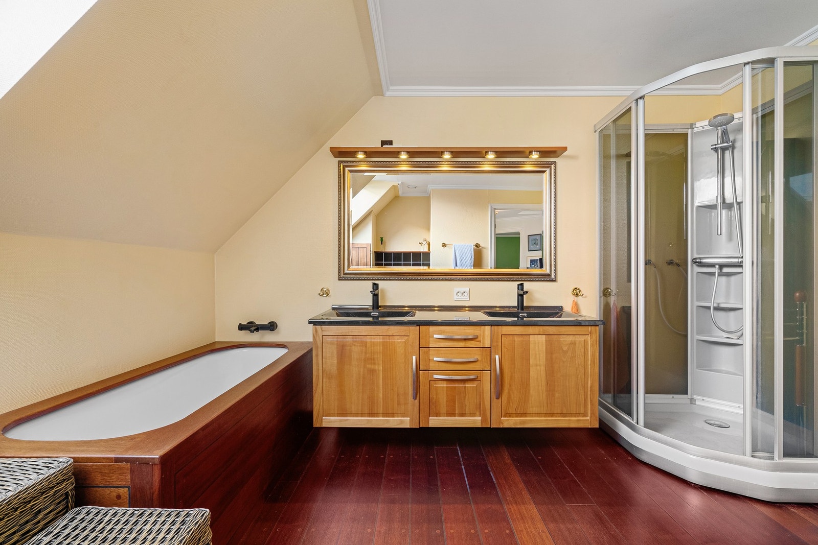 Badet kan skilte med både badekar, romslig dusjhjørne og dobbel servant. Galleribilde