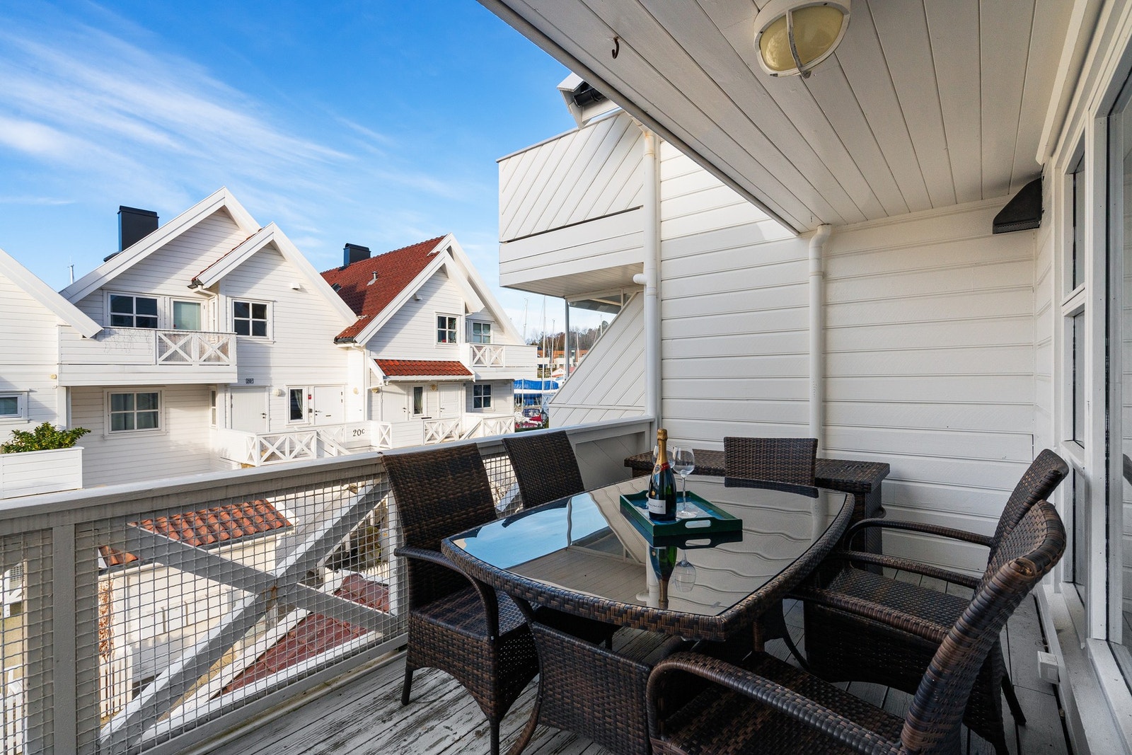 Fra kjøkkenet er det utgang til balkong. Galleribilde