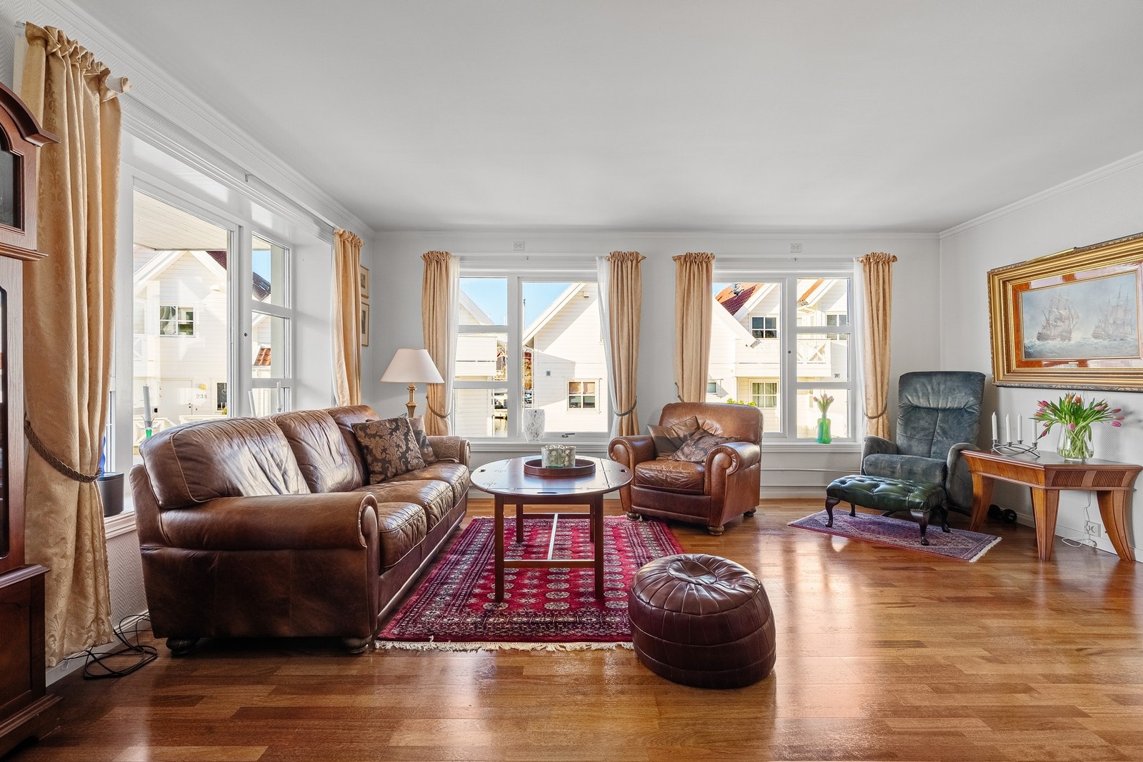 Leiligheten kan skilte med parkett på gulv og lysmalte overflater. Galleribilde