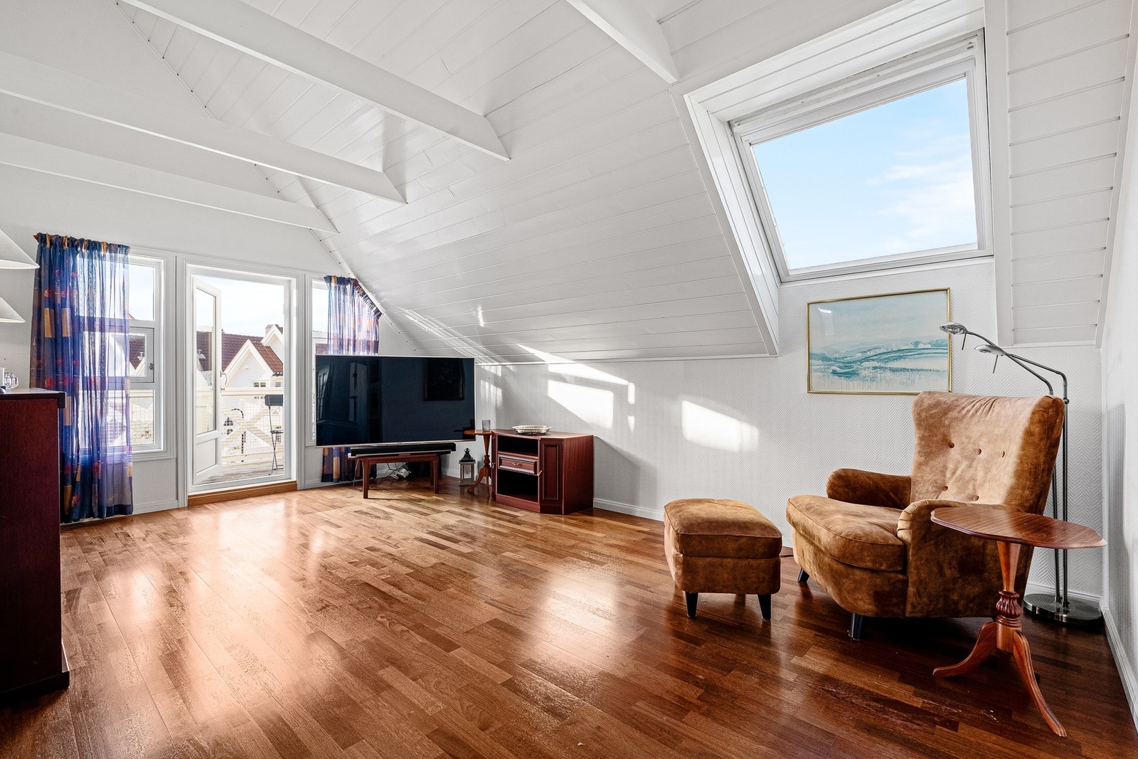 Praktisk stue II med god takhøyde. Galleribilde