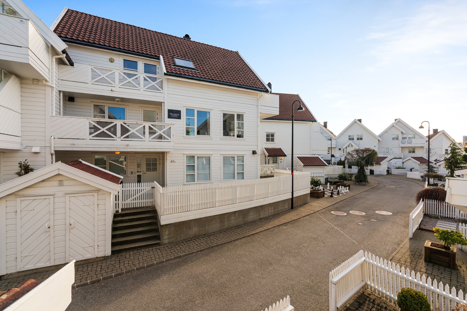 Tilhørende leiligheten er to faste parkeringsplasser i lukket anlegg. Galleribilde