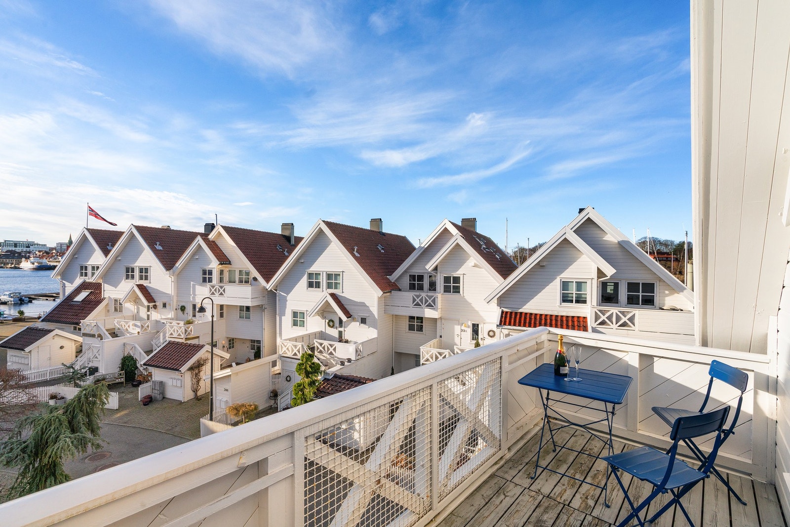 Balkongen har flott utsikt og plass til ønsket utemøblement. Galleribilde