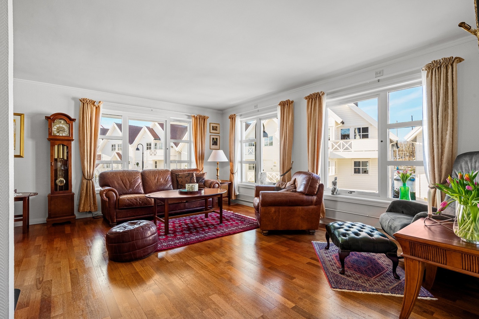 Gjennomgående er store vindusflater som sikrer rikelig med naturlig lysinnslipp. Galleribilde