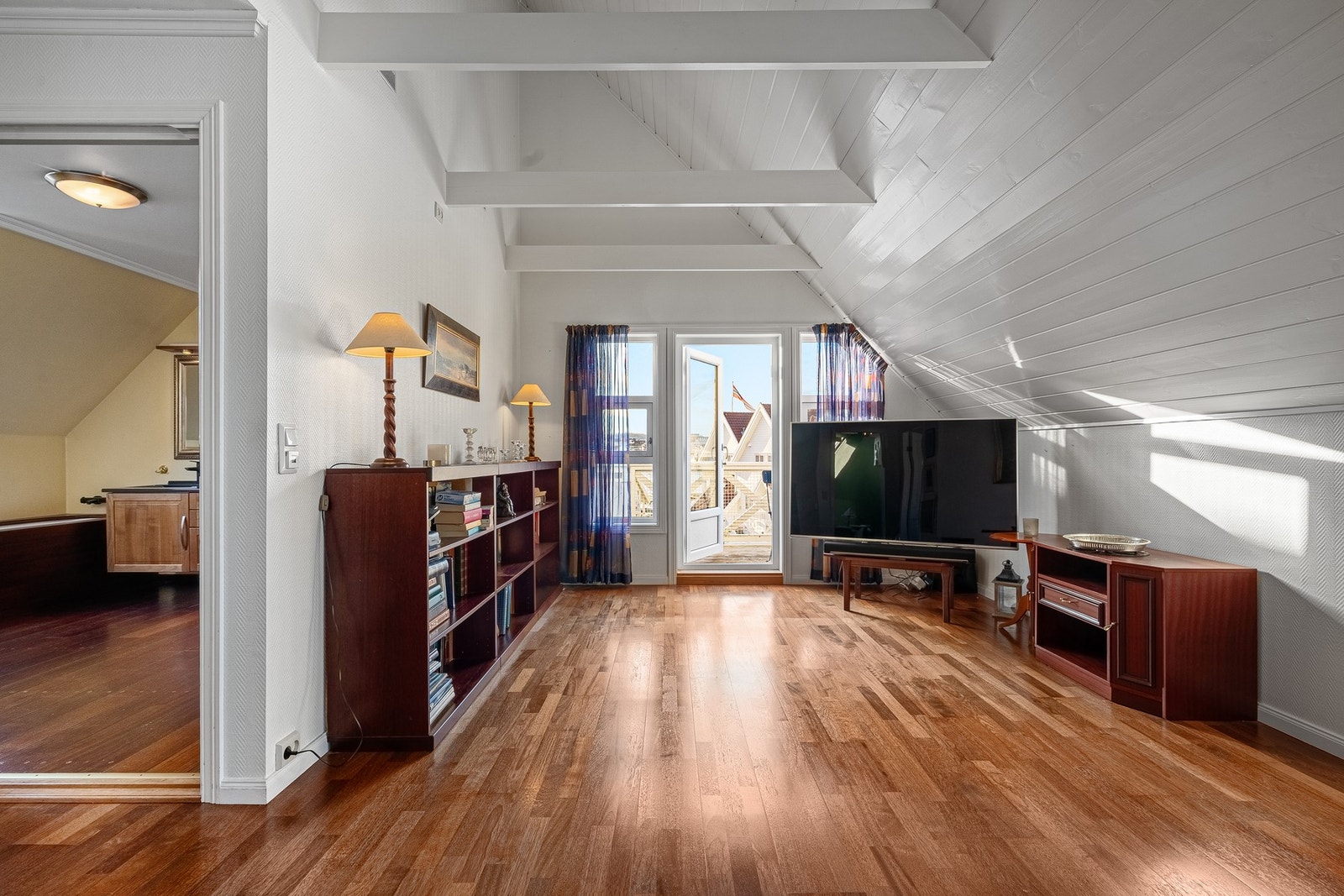 Fra stuen er det utgang til sørvest vendt balkong. Galleribilde