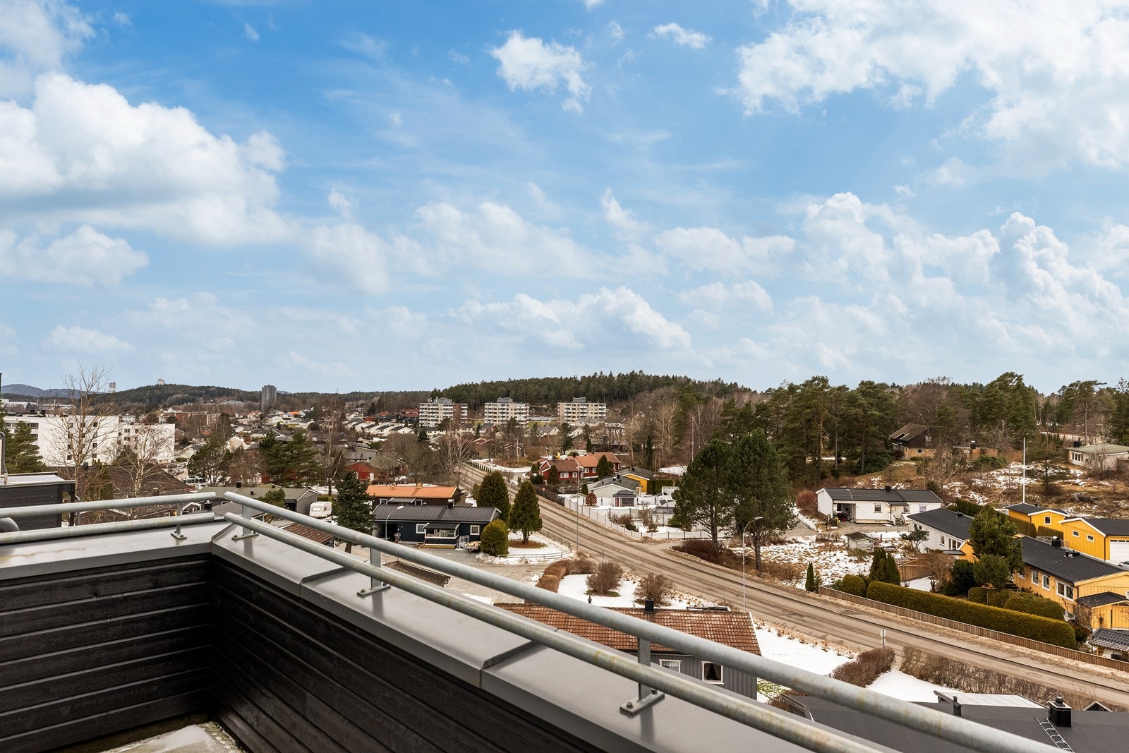 Augustaborgveien 40 en perfekt kombinasjon av fredelig bomiljø og praktisk løsning. Galleribilde