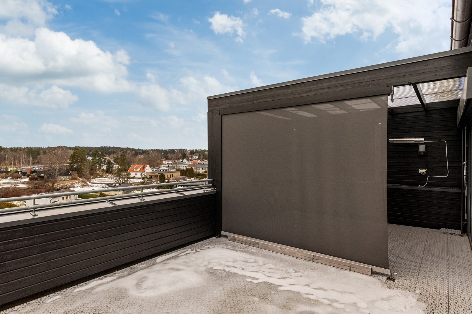 Fra stuen er det direkte adkomst til en stor terrasse med hagestueløsning - et flott ekstra oppholdsrom som kan brukes store deler av året. Galleribilde