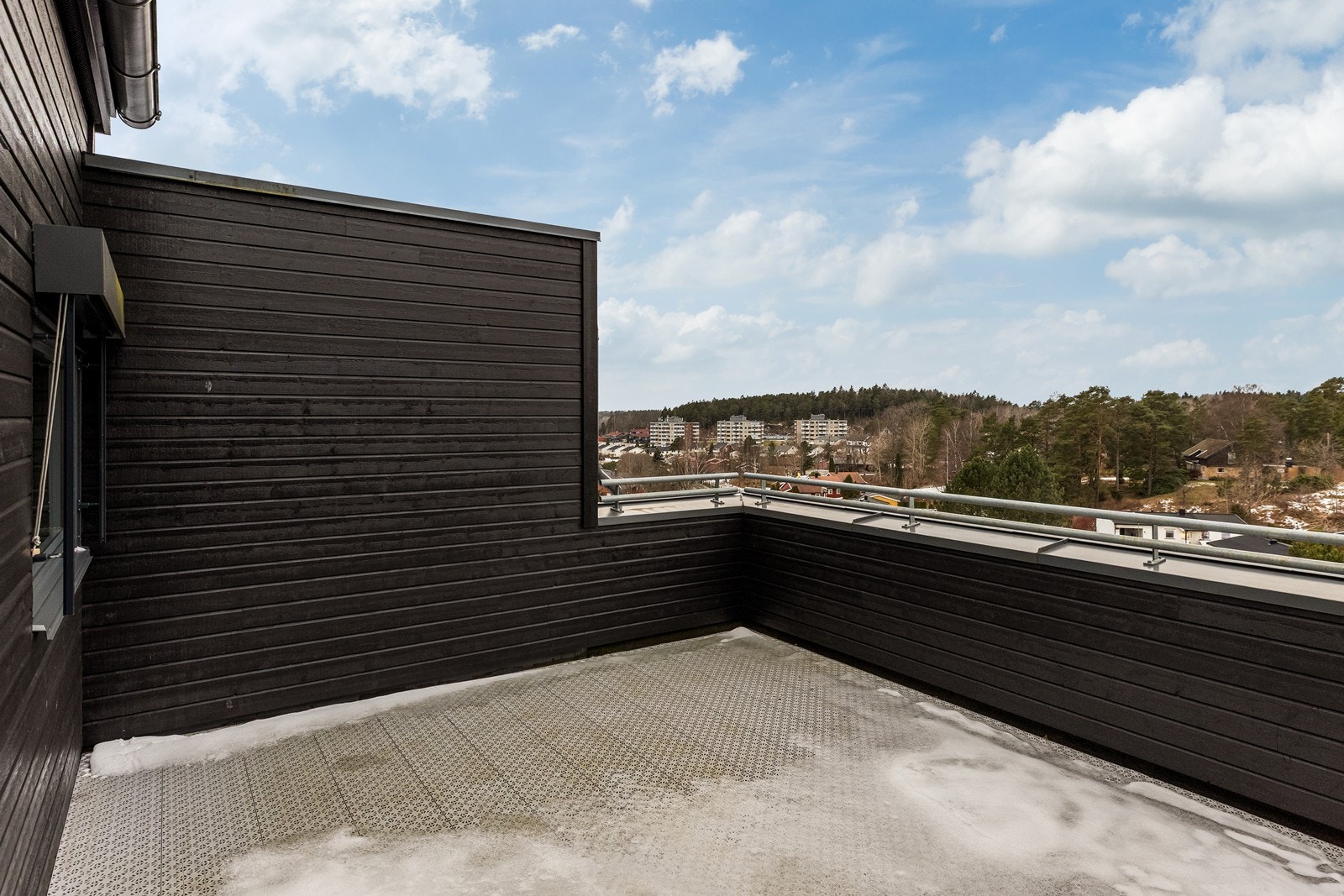 Stor og solrik veranda på 27 kvm. Galleribilde