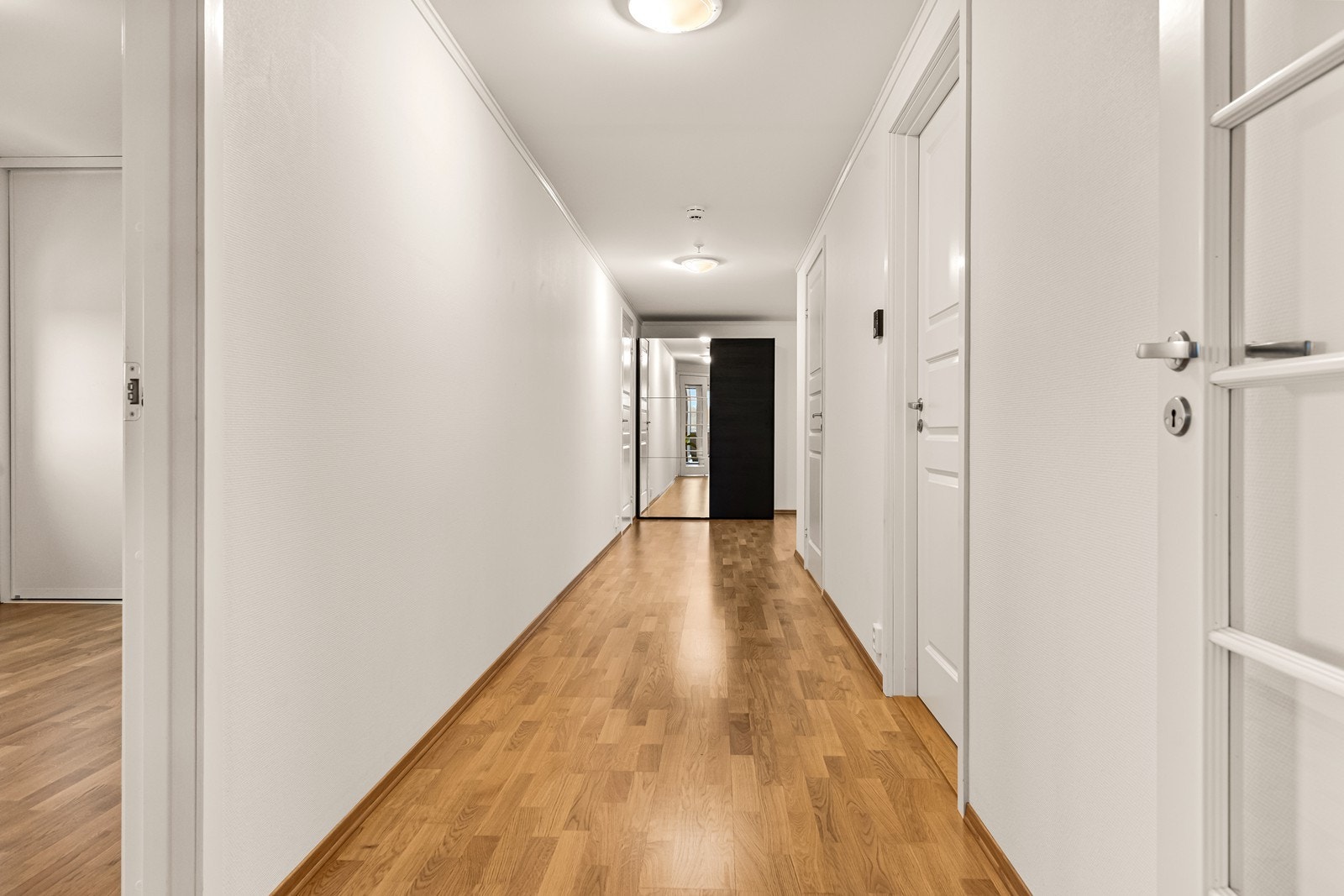 Gangen fører deg videre inn i en bolig med praktisk løsning. Galleribilde