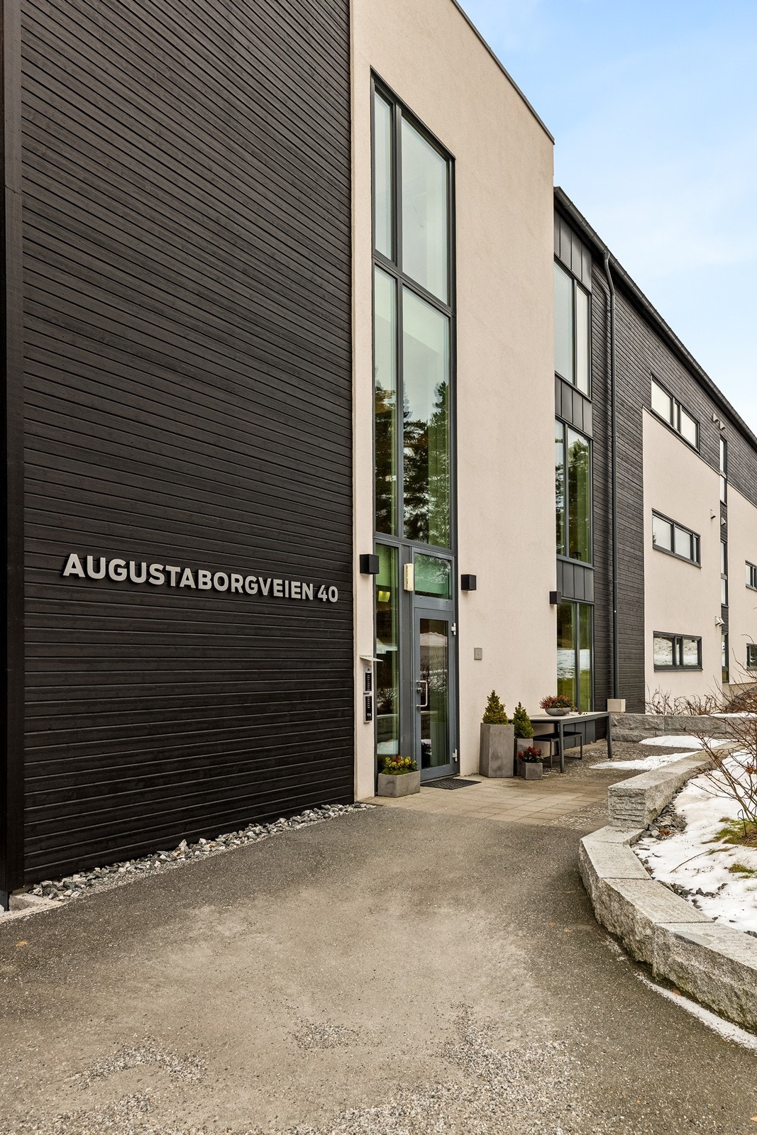 Ved inngangsparti finner du både porttelefon og heis rett ved døren - en praktisk løsning som gir enkel og trygg tilgang til leiligheten. Galleribilde