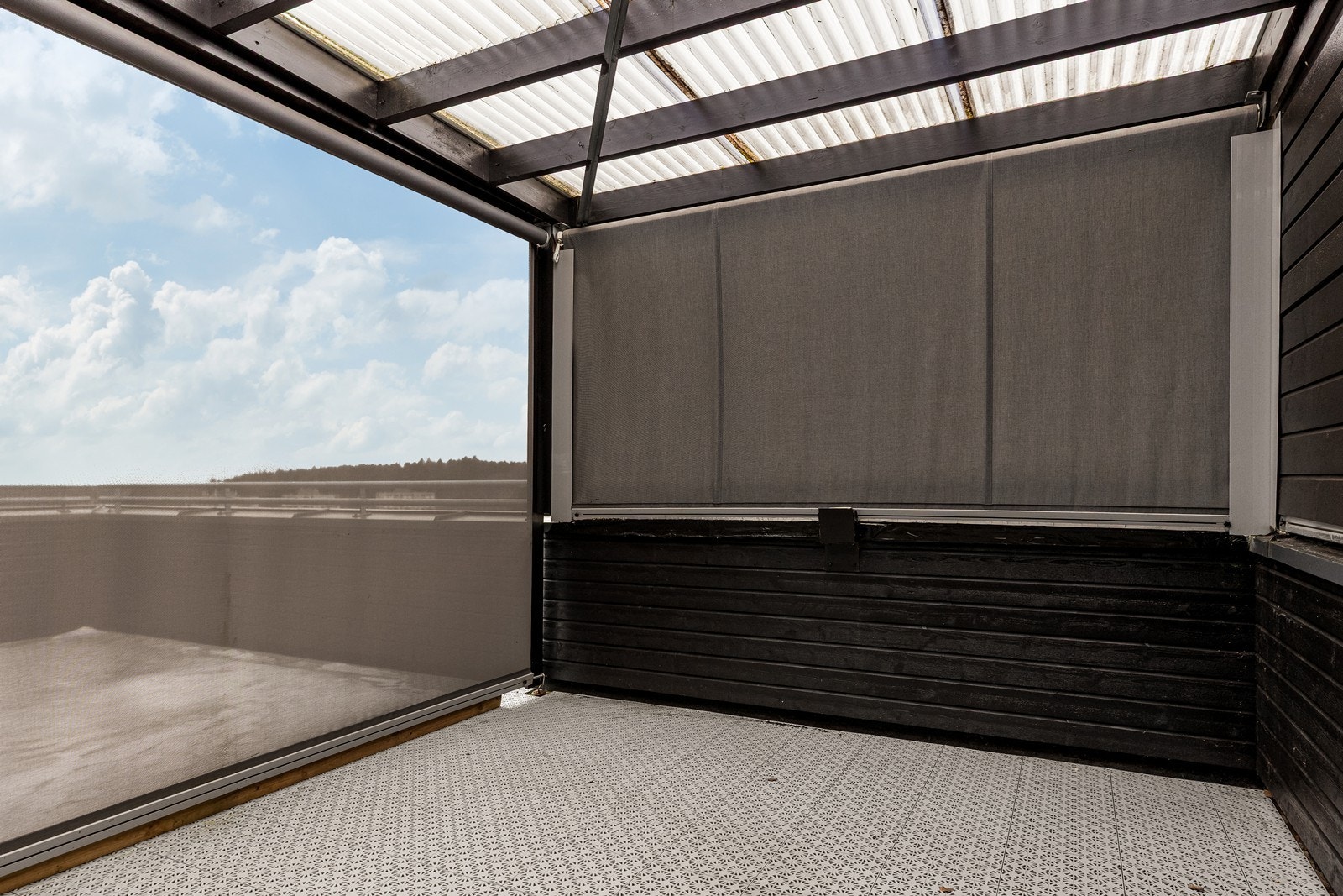 Deler av verandaen er innbygget som en utestue, Galleribilde