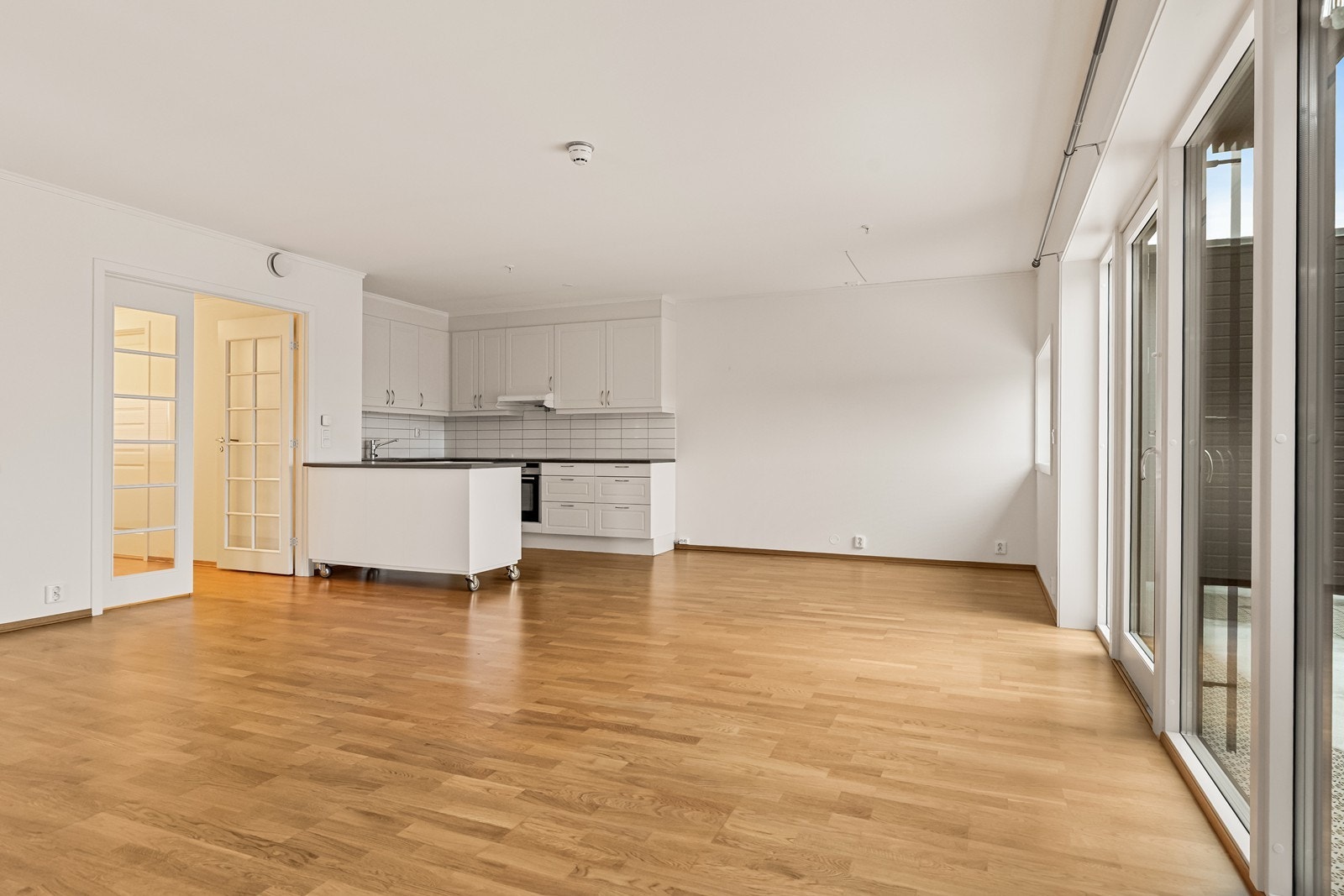 De store vindusflatene gir godt med naturlig lys gjennom dagen. Galleribilde