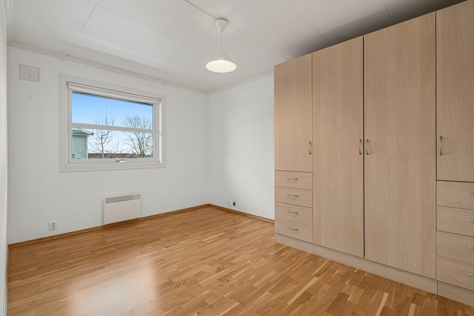 Hovedsoverommet er romslig og har god plass til dobbeltseng. Galleribilde